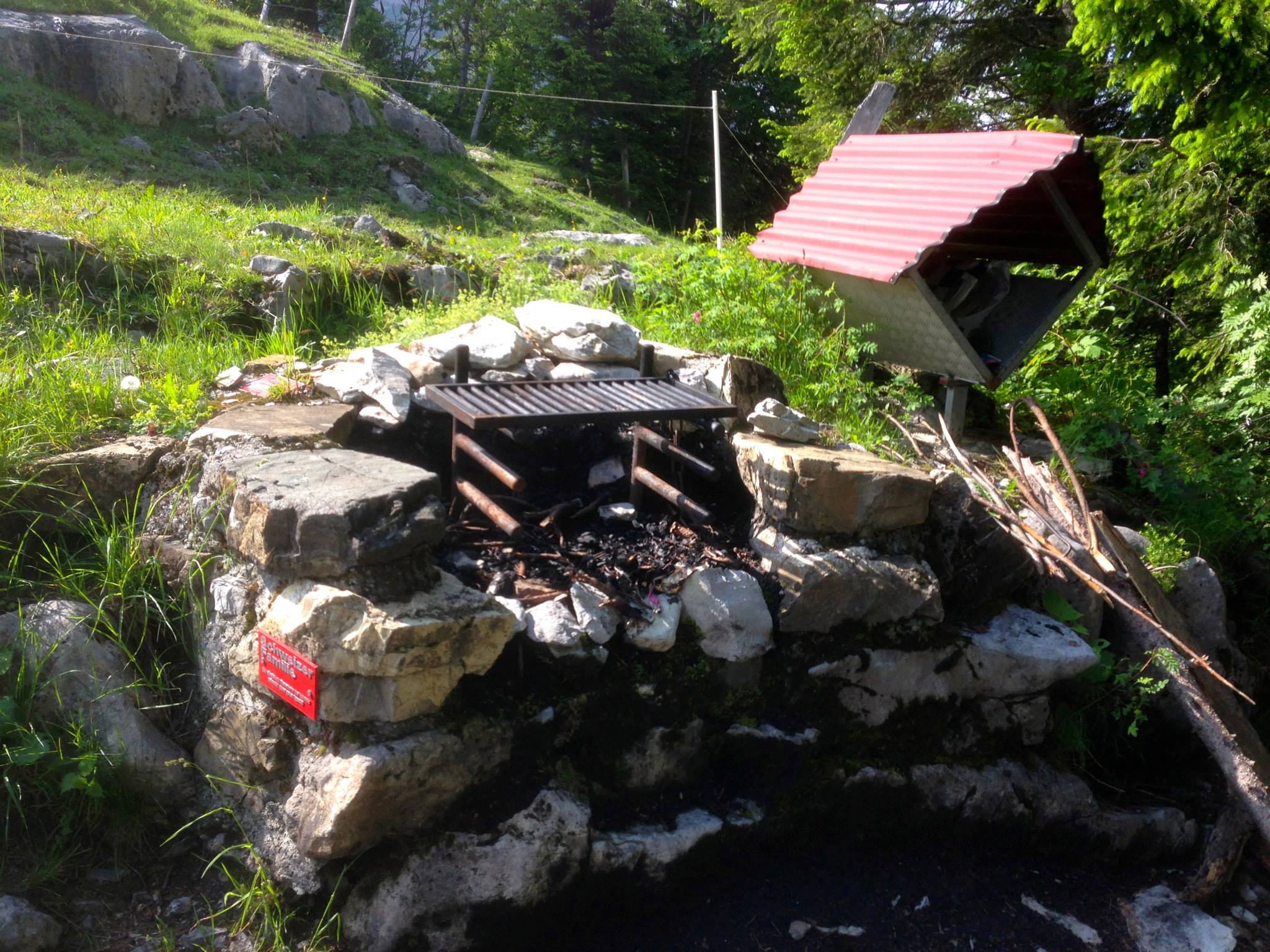 Schweizer-Familie-Feuerstelle auf der Rotenflue ob Brunni